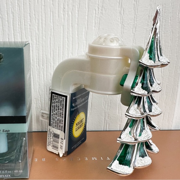 NWT Bath & Body Works Flocked Tree Wallflower Plug & Evergreen 2 Pack Refill Set - Picture 3 of 4